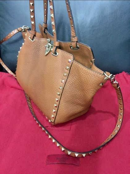 ขายกระเป๋า 
Valentino Garavani Rockstud trapeze tote crafted  รูปที่ 3