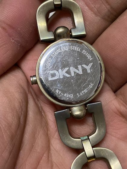 นาฬิกายี่ห้อ DKNY   ของแท้มือสอง สภาพยังสวย สีทองเหลือบเงา  สายยาว 15.5 เซนติเมตร   1000฿ รูปที่ 2