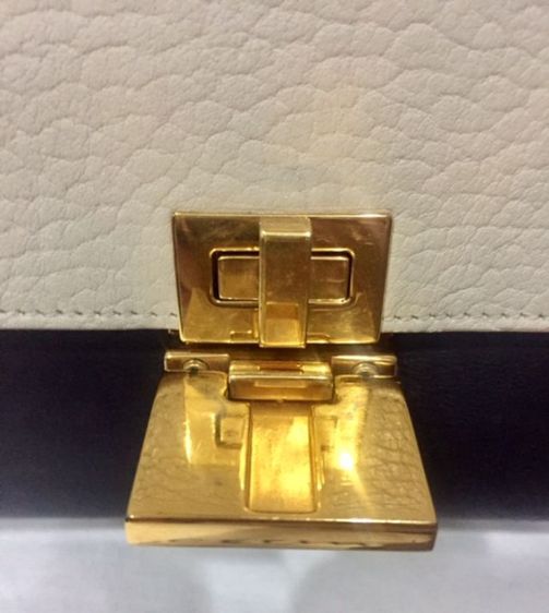 ขายกระเป๋า

Celine Trapeze Medium Tri Colour White Black and Brown  รูปที่ 8