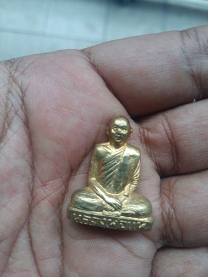 หลวงพ่อแพ วัดพิกุญทอง จ.สิงห์บุรี เหรียญใบสาเก รุ่นแรก เนื้อทองแดงรมดำ ปี2508 ที่ระลึกทำบุญอายุครบ 60ปี 
สภาพสวยเดิมผิวหิ้ง เจ้าของเก็บสะสม รูปที่ 3