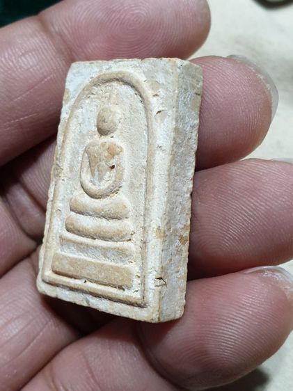 สมเด็จบางขุนพรหม แช่น้ำมนต์ พิมพ์เจดีย์ พระคาถาทอง (ชินบัญชร) ปี 2549 มหาพุทธาภิเษก พิธีใหญ่ มวลสารสุดยอด คราบน้ำมนต์ กล่องเดิม
เหรียญ
 รูปที่ 3