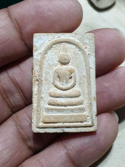 สมเด็จบางขุนพรหม แช่น้ำมนต์ พิมพ์เจดีย์ พระคาถาทอง (ชินบัญชร) ปี 2549 มหาพุทธาภิเษก พิธีใหญ่ มวลสารสุดยอด คราบน้ำมนต์ กล่องเดิม
เหรียญ
 รูปที่ 6