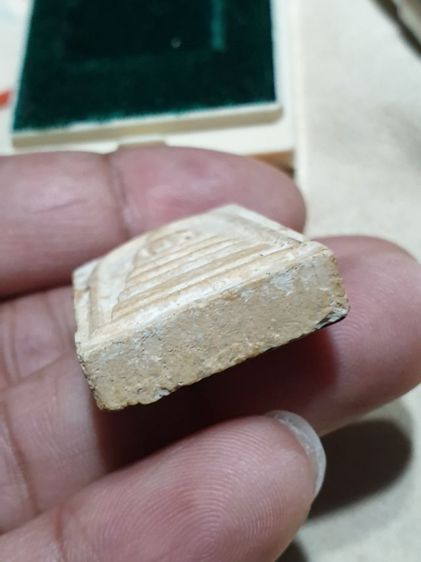 สมเด็จบางขุนพรหม แช่น้ำมนต์ พิมพ์เจดีย์ พระคาถาทอง (ชินบัญชร) ปี 2549 มหาพุทธาภิเษก พิธีใหญ่ มวลสารสุดยอด คราบน้ำมนต์ กล่องเดิม
เหรียญ
 รูปที่ 8