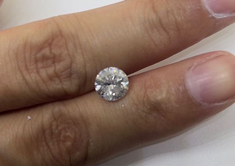 ถูกสุดๆ เพชรแท้ 2 กะรัต น้ำ 97 3VG เม็ดใหญ่มาก 8 มม. กว่าๆ สวย ใส เล่นไฟดีมากครับ พร้อมใบเซอร์และเลเซอร์ขอบเพชรครับ รูปที่ 3