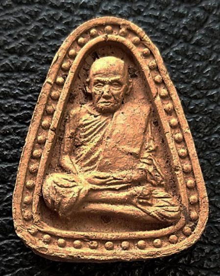 หลวงพ่อเขียน วัดสำนักขุนเณร จ.พิจิตร พิมพ์จอบไข่ปลาใหญ่ รุ่นสร้างซุ้มประตู เนื้อดินผสมผง พ.ศ. 2559 รูปที่ 3