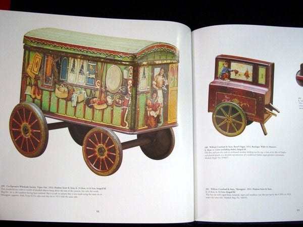 หนังสือ Biscuit Tins 1868-1939 The Art of Decorative Packaging หนังสือเกี่ยวกับศิลป การออกแบบ ที่ใส่บรรจุภัณฑ์  รูปที่ 11