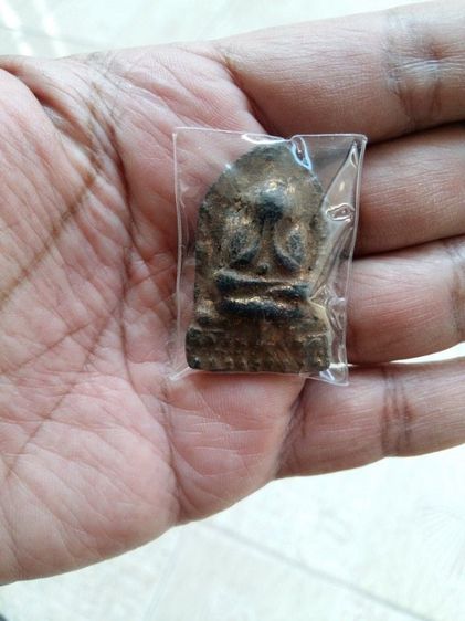 พระสมเด็จพิมพ์ฐานแซม วัดบึงพระยาสุเรนทร์ กทม. อายุกว่า 100 ปี สร้างโดยเจ้าพระยาสุเรนทร์ราชเสนา เนื้อพระดูจะแก่น้ำมันออกสีเขียว สภาพสวยเดิม รูปที่ 16