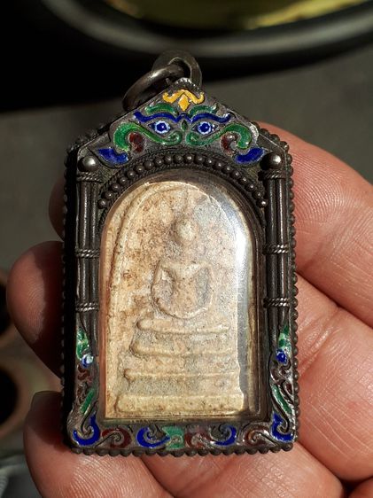 พระสมเด็จ วัดระฆัง พิมพ์ใหญ่ เนื้อผงพุทธคุณ เนื้อเน่า มีมวลสาร ผิวพระแห้ง มันเงา คราบไขขาว เกาะติด ดูง่ายๆ เป็นเอกลักษณ์สำคัญของพระที่มีอายุ รูปที่ 8