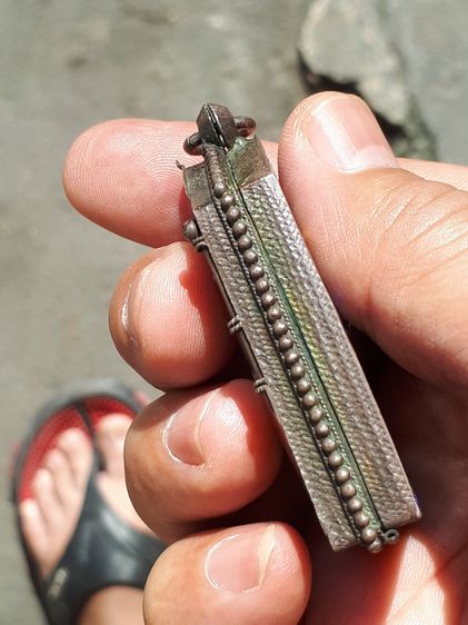 พระสมเด็จ วัดระฆัง พิมพ์ใหญ่ เนื้อผงพุทธคุณ เนื้อเน่า มีมวลสาร ผิวพระแห้ง มันเงา คราบไขขาว เกาะติด ดูง่ายๆ เป็นเอกลักษณ์สำคัญของพระที่มีอายุ รูปที่ 3