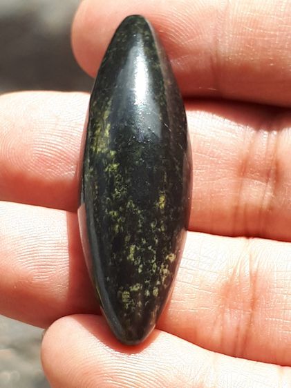 เหล็กไหลทองคำดำ จังหวัดอุตรดิตถ์ ทรงยาวรี ขนาดประมาณ 2 นิ้ว สีดำมัน สลับเขียว อย่างสวย เป็นธรรมชาติ เหล็กไหลทองคำดำ เป็นเหล็กไหล ที่มีชีวิติ รูปที่ 8