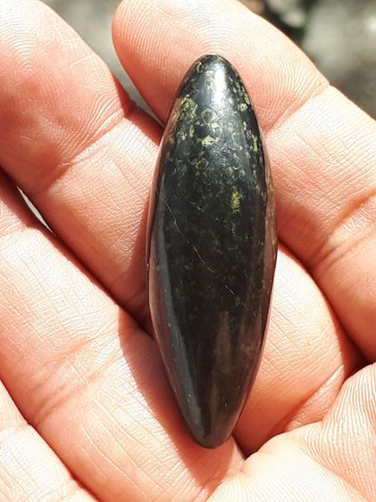 เหล็กไหลทองคำดำ จังหวัดอุตรดิตถ์ ทรงยาวรี ขนาดประมาณ 2 นิ้ว สีดำมัน สลับเขียว อย่างสวย เป็นธรรมชาติ เหล็กไหลทองคำดำ เป็นเหล็กไหล ที่มีชีวิติ รูปที่ 4