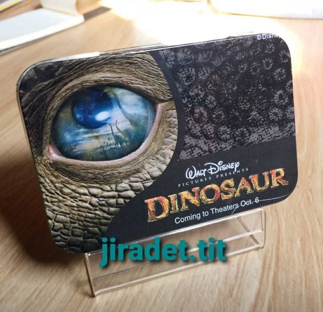 กล่องสังกะสี ขนาดเล็ก สินค้าที่ระลึก จากภาพยนต์เรื่อง DINOSAUR ไดโนเสาร์สินค้าจากปี พ.ศ.2543  สินค้ายังใหม่ (Limited)