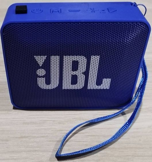 ขายลำโพงบลูทูธไร้สายแบบพกพายี่ห้อ JBL รุ่น GO2 สีน้ำเงิน รองรับ FM และการเล่นเพลงผ่าน Bluetooth, USB, Micro SD Card, และสาย AUX สินค้าใหม่