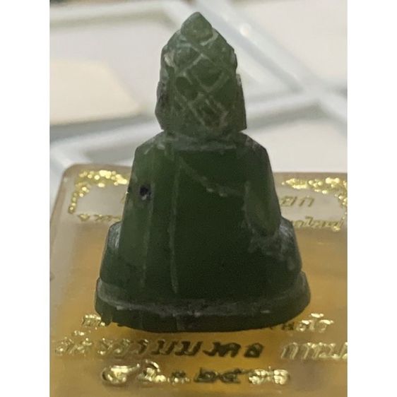 พระหยกแท้ หลวงพ่อวิริยังค์ วัดธรรมมงคล ปี 2536 พร้อมกล่อง สภาพสวยไม่ผ่านการบูชาครับ แกะจากส่วนหนึ่งของพระหยกใหญ่ รูปที่ 3