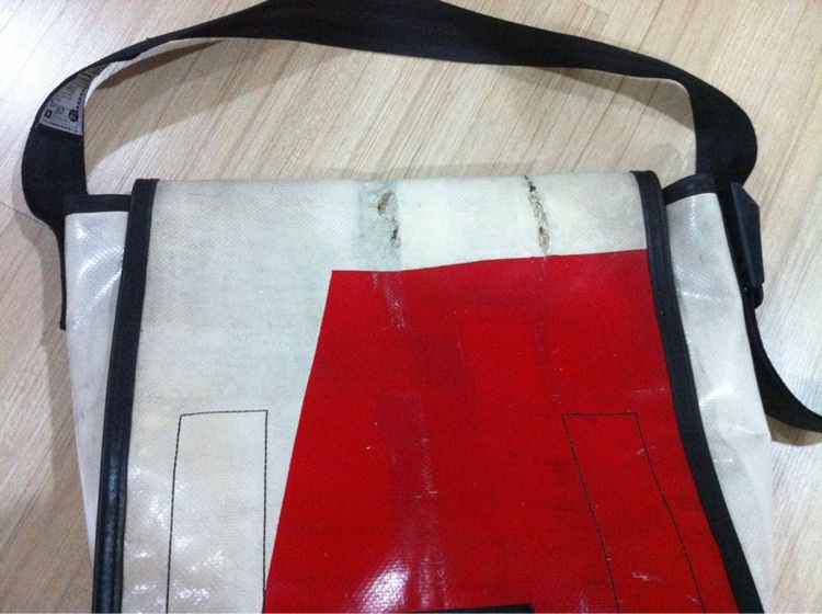 FREITAG แท้💯กระเป๋าสะพาย รุ่น NIGHT CLUB (D.J.) ผลิตจากวัสดุรีไซเคิลจากสวิส สีขาว แดง รูปที่ 7