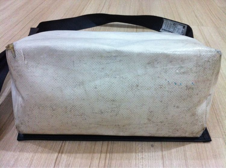 FREITAG แท้💯กระเป๋าสะพาย รุ่น NIGHT CLUB (D.J.) ผลิตจากวัสดุรีไซเคิลจากสวิส สีขาว แดง รูปที่ 10