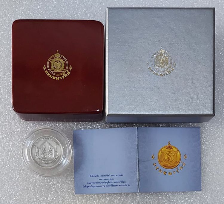 เหรียญคู่ในหลวง-ราชินี รัชกาลที่9 ที่ระลึก”ราชาภิเษกสมรส 60 ปี” เนื้อเงินรมดำพ่นทรายพิเศษ ไม่ผ่านการใช้ UNC เหรียญสวยมากครับ ส่งตรงตามปก รูปที่ 3