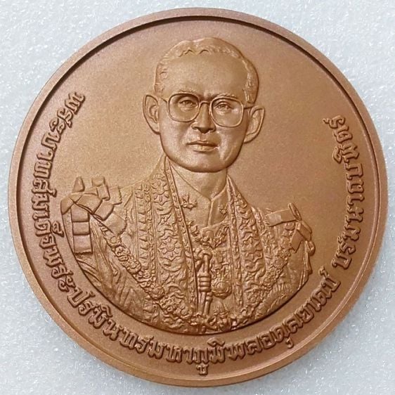 เหรียญที่ระลึกถวายพระเพลิงพระบรมศพ ในหลวงรัชกาลที่9 เนื้อทองแดงรมดำพ่นทราย ไม่ผ่านการใช้ UNC อุปกรณ์ครบ