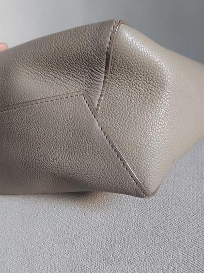 กระเป๋าสะพาย Celine ทรงถัง ของแท้ สีน้ำตาลครีม รูปที่ 16