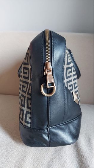 กระเป๋าถือ Givenchy วินเทจ ผ้าลายซิกเนเจอร์ ผสมหนัง  รูปที่ 3