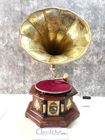 เครื่องเล่นแผ่นเสียง ปากแตรทองเหลือง
ทรงแปดเหลี่ยม  รูปที่ 2