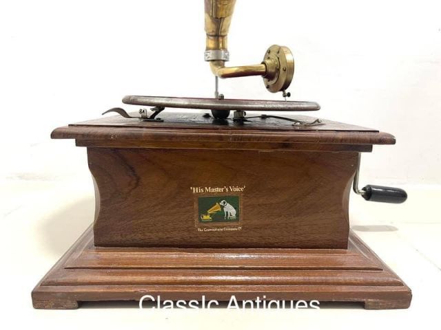 เครื่องเล่นแผ่นเสียง ปากแตรทองเหลือง
ทรงสี่เหลี่ยม รูปที่ 3