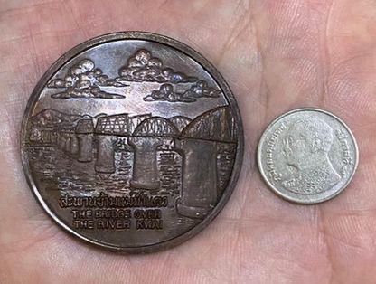 เหรียญที่ระลึกงานสัปดาห์สะพานข้าแม่น้ำแคว พ.ศ. 2535 ด้านหลังระบุ จังหวัดกาญจนบุรี เหรียญขนาดใหญ่เส้นผ่านศูนย์กลาง 5 ซ.ม. เนื้อทองแดง ซองเดิม รูปที่ 4