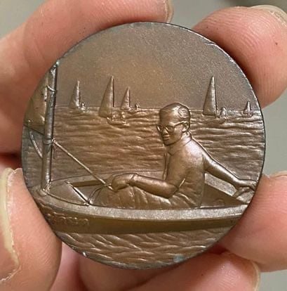 เหรียญที่ระลึก ในหลวงทรงเรือใบ เอเชี่ยนเกมส์ครั้งที่ 13 (13 th ASIAN GAMES BANGKOK 1998) เหรียญใหญ่ รูปที่ 1