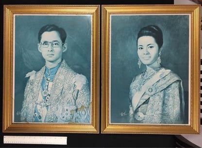 กรอบรูปไม้แป้ง ภาพพิมพ์เก่า ไซด์ใหญ่พิเศษ “ในหลวงทรงชุดจอมทัพไทยและพระราชินี” ภาพพิมพ์อายุกว่า 30 ปี