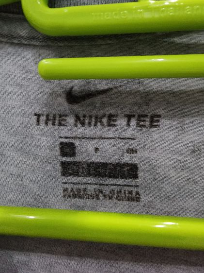 เสื้อ แขนสั้น สีเทา ยี่ห้อ NIKE ใส่สบาย เบอร์ S ยืดได้ บาง สภาพดี รูปที่ 3