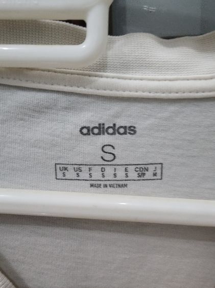เสื้อแขนสั้น สีขาว ยี่ห้อ Adidas ของแท้ เดิมๆ ใส่น้อย สภาพดี ยืดได้ เบอร์ S เนื้อผ้าบาง ใส่สบาย รูปที่ 2