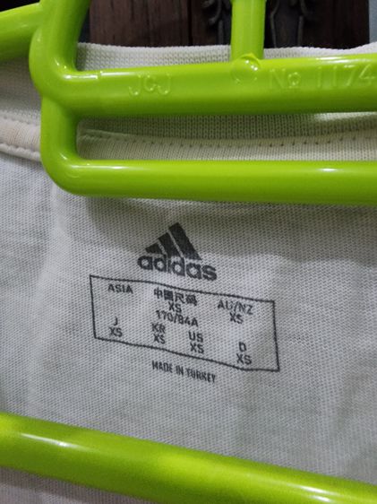 เสื้อทีเชิ้ต แขนสั้น ยี่ห้อ Adidas สีขาว มีลวดลาย ของแท้ เบอร์ XS สภาพดี ใส่น้อย เนื้อผ้าบางเบา ใส่สบาย รูปที่ 2