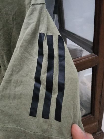 เสื้อทีเชิ้ต สีเขียว แขนสั้น ยี่ห้อ Adidas ของแท้ เบอร์ S สภาพดี เนื้อผ้าบางเบาใส่สบาย รูปที่ 4