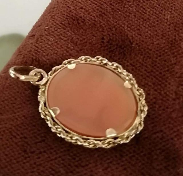 Victoria Cameo carved shall
9ct yellow gold pendant.
จี้ทองแท้  -​ April vintage​ รูปที่ 5