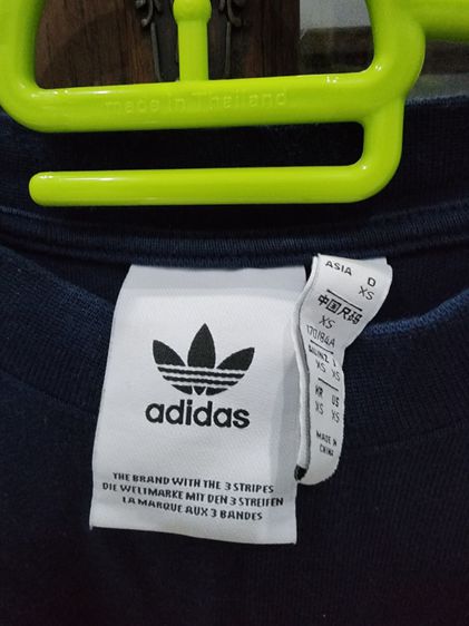 เสื้อยืด แขนสั้น ยี่ห้อ Adidas สีน้ำเงิน  สวย โลโก้ สีขาวตัด เด่น สภาพเหมือนใหม่  เบอร์ XS ใส่สบาย ผ้ายืดได้ รูปที่ 3