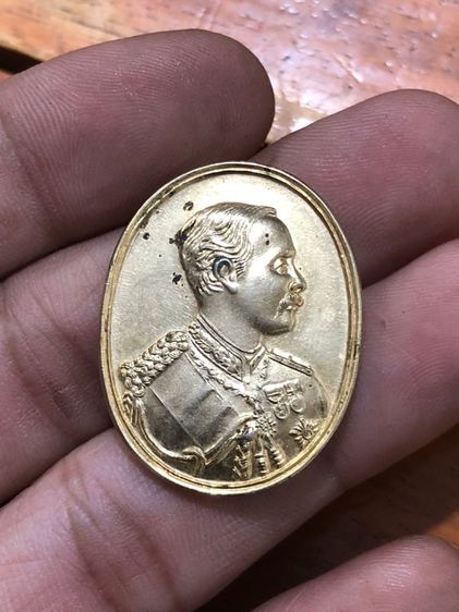 เหรียญ ร.5 ที่ระลึกครบรอบ 350 ปี วัดพระพุทธบาท จ.สระบุรี ปี 2517 เนื้อทองแดงกะไหล่ทอง รูปที่ 1