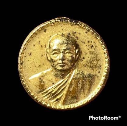 เหรียญกลมเล็กหลวงพ่อแพ วัดพิกุลทอง จ.สิงห์บุรี ปี 2519 กะไหล่ทอง   Vาย 300 ส่ง 50 รูปที่ 1