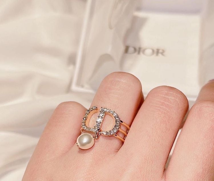 พร้อมส่ง 🔥SALE 12999🔥ราคาดีเฟร่อออ แหวน Dior Size S รุ่นใหม่ ใส่สวยน่ารัก ประดับมุกห้อยแบบเก๋มากแม่ สอยด่วนๆ อปก Gift Receipt จาก USA 