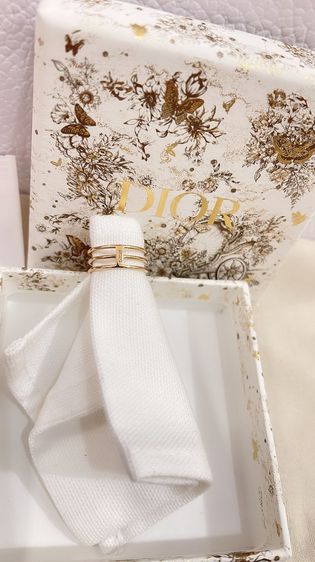 พร้อมส่ง 🔥SALE 12999🔥ราคาดีเฟร่อออ แหวน Dior Size S รุ่นใหม่ ใส่สวยน่ารัก ประดับมุกห้อยแบบเก๋มากแม่ สอยด่วนๆ อปก Gift Receipt จาก USA  รูปที่ 6