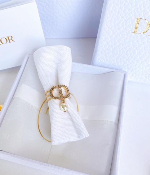 พร้อมส่ง 🔥SALE 12999🔥ราคาดีเฟร่อออ แหวน Dior Size S รุ่นใหม่ ใส่สวยน่ารัก ประดับมุกห้อยแบบเก๋มากแม่ สอยด่วนๆ อปก Gift Receipt จาก USA  รูปที่ 2