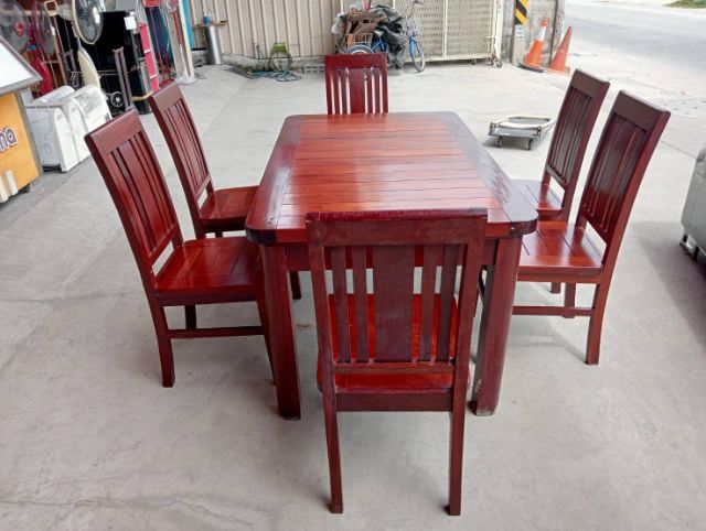 อื่นๆ ไม้ น้ำตาล โต๊ะทานอาหารพร้อมเก้าอี้ครบชุดมือสองสภาพใหม่มากขนาดโต๊ะ 150 cm ของใหม่ 15000 บาทขายเพียง 9500 บาทเท่านั้น