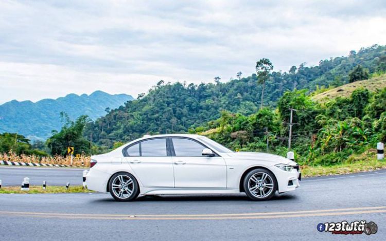 รถ BMW Series 3 320d สี ขาว