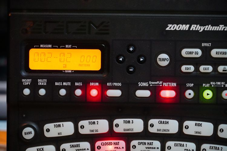บอกซ์กลอง ZOOM RT-223 รุ่นนี้ใช้ดีมาก ซาวด์กลอง24บิต 18วอยส์โพลี่ 213เสียงกลอง 12เบส เซฟจังหวะได้511 ตั้งชุดกลองได้127 แป้นกลอง13แป้นมีทัชชิ รูปที่ 3