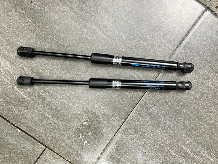  ไฟสปอร์ตไลท์ ช่องลม กันชนหน้า ไฟหน้า BMW F10 F11 ใส่ 520D 525D 523i 528i ปี 2012 2013 2014 2015 โช๊คฝาหน้าF10 รูปที่ 17
