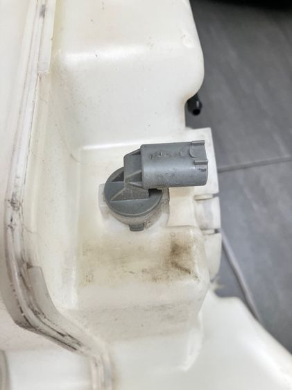 กระปุกพักน้ำฉีดกระจกหน้า Windshield มอเตอร์ BMW E60 ของแท้ มือสอง 520i 525i 523i 520d รูปที่ 6