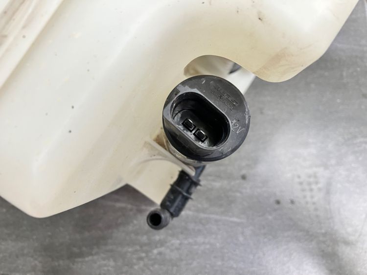 กระปุกพักน้ำฉีดกระจกหน้า Windshield มอเตอร์ BMW E60 ของแท้ มือสอง 520i 525i 523i 520d รูปที่ 3