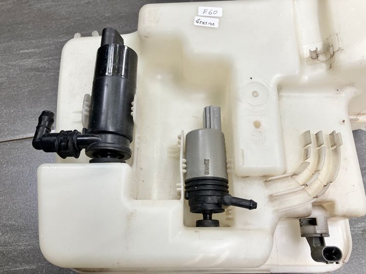 กระปุกพักน้ำฉีดกระจกหน้า Windshield มอเตอร์ BMW E60 ของแท้ มือสอง 520i 525i 523i 520d รูปที่ 10