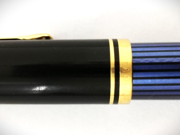 ปากกาPelikan Souverän M400 Fountain Pen Black-Blueนี่คือขนาดคลาสสิกและสีคลาสสิกของ Pelikan  แม้ว่าจะเล็กกว่า M600 เล็กน้อย แต่หลายคนพบว่ รูปที่ 6