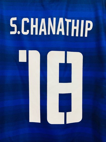 เสื้อกีฬาทีมไทย S.CHNATHIP แท้ 💯 size M วัดจริง ขนาด อก 20 ยาว 27 นิ้ว สภาพใหม่มาก สกีนเบอร์ชื่อครบทรงสวย ดีเทลสวย หายากน่าสะสมครับ รูปที่ 2