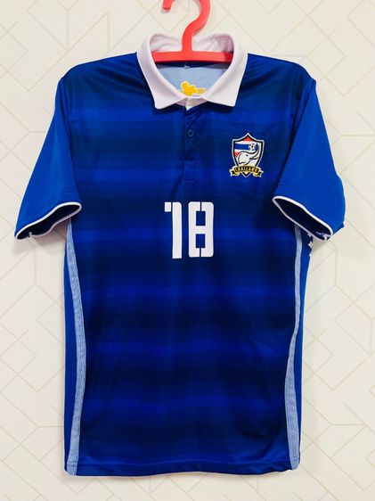 เสื้อกีฬาทีมไทย S.CHNATHIP แท้ 💯 size M วัดจริง ขนาด อก 20 ยาว 27 นิ้ว สภาพใหม่มาก สกีนเบอร์ชื่อครบทรงสวย ดีเทลสวย หายากน่าสะสมครับ รูปที่ 3